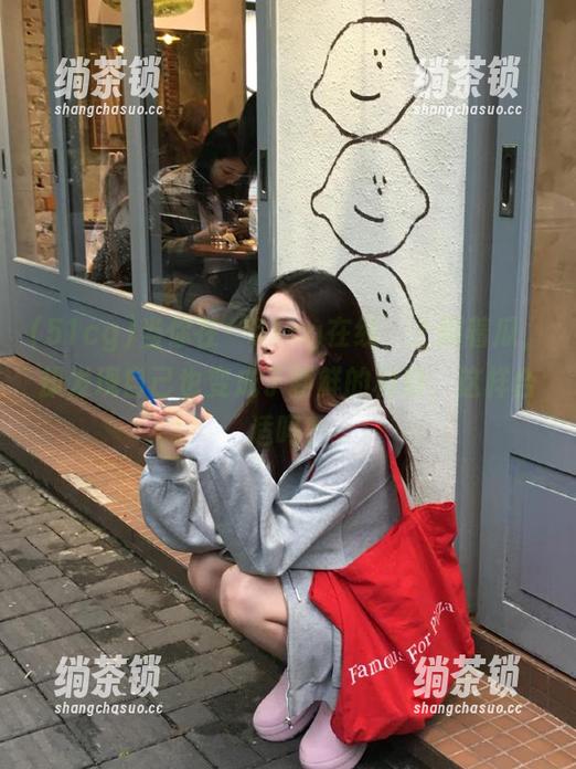 51cg 当你在‘51cg在线’上刷着瓜,却发现自己也变成了新鲜的材料,这样合适吗?