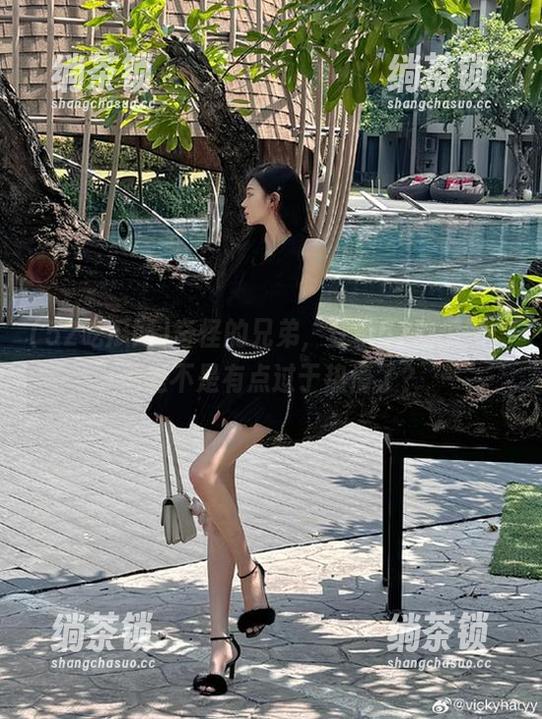 52吃瓜网 奇怪的兄弟,登录52吃瓜网,他是不是有点过于热情了?