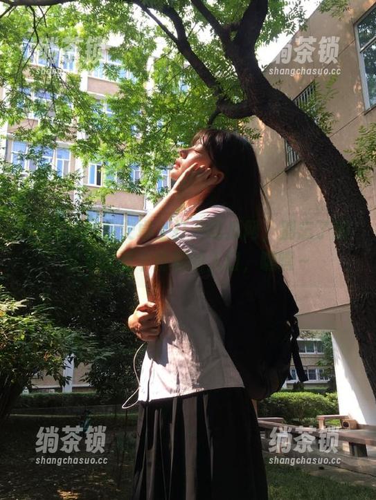 在安卓上打开吃瓜网，别忘了顺便寻找那个隐藏的入口，嘿嘿～