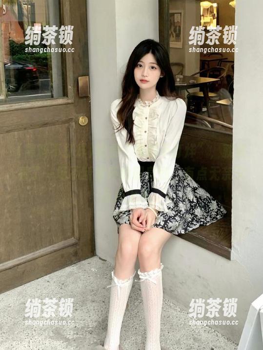 黑料不打烊 观看“黑料不打烊”,就像看了一场不断循环的肥皂剧,有点无奈又有点上头。